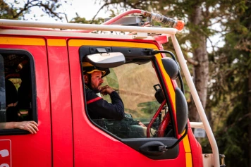 Incendie : deux sapeurs-pompiers meurent lors d’une intervention sur un bâtiment près de Bordeaux