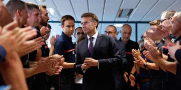 A Bordeaux, Emmanuel Macron appelle à l’unité « pour gagner la bataille » contre l’incendie