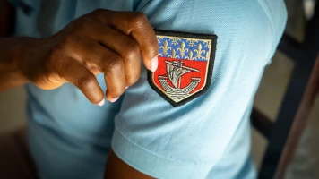 « On n’aime pas trop les nègres » : une gendarme dénonce le racisme ambiant au sein de la Garde républicaine