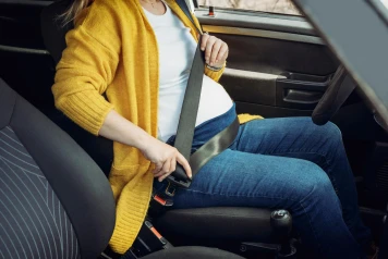 En voiture, les ceintures de sécurité ne sont pas adaptées aux femmes enceintes et c’est un vrai problème