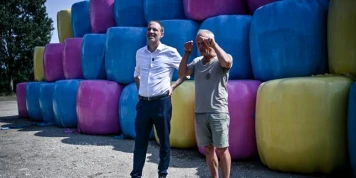 Présidentielle 2027 : en Gironde, Raphaël Glucksmann entretient le suspense sur sa candidature