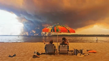 Incendie en Gironde : l’auteur de cette photo virale d’un couple à la plage raconte ce qu’il faut vraiment y voir