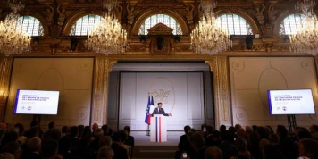 Emmanuel Macron cherche à mobiliser les industriels pour accélérer l’électrification de la France