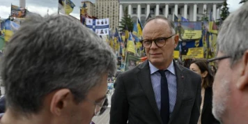 Après les critiques de Xenia Fedorova  sur leurs déplacements à Kiev, ancienne patronne de RT France et proche de Bolloré,