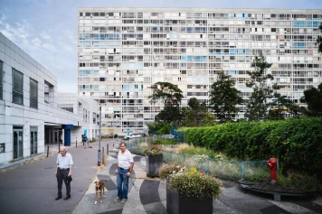 « C’est la guerre » : à Mouchotte, les habitants se déchirent sur l’adaptation de l’immeuble parisien à la canicule