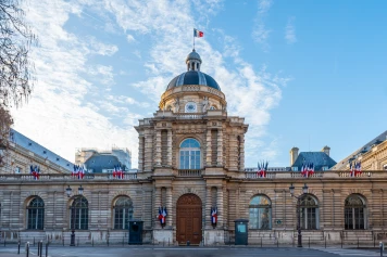 Une sanction rarissime : le Sénat exclut temporairement une sénatrice qui laissait son «compagnon» diriger ses collaborateurs
