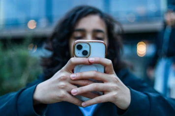 Interdiction des réseaux sociaux aux moins de 15 ans : une loi impossible à appliquer ?