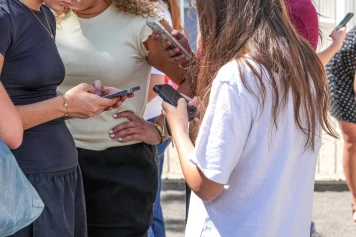 Pour interdire les réseaux sociaux aux moins de 15 ans, il faudra contrôler… tout le monde
