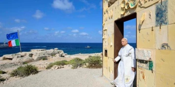 En images : Léon XIV rend hommage aux migrants morts en Méditerranée et envoie un message à l’UE