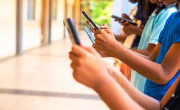 «Rien n'a changé» : trois mois après, le bilan officiel peu flatteur de la loi australienne interdisant les réseaux sociaux aux ados