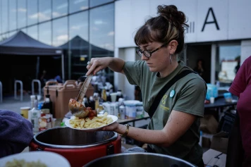 « La faim ne prend pas de vacances » : au mois d’août, les associations s’adaptent au manque de bras